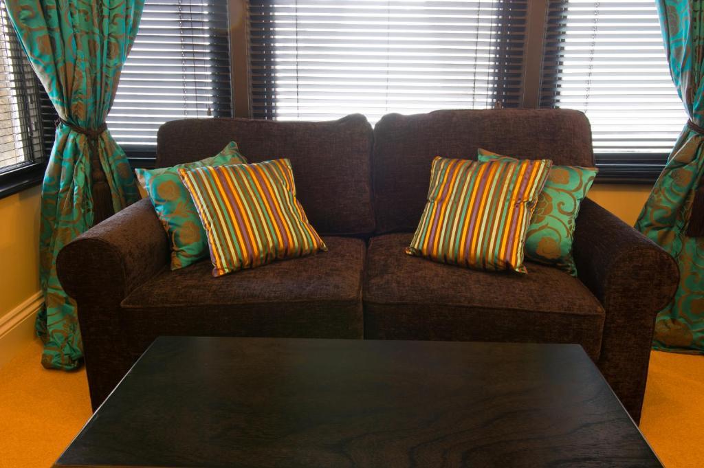 מלון הרוגייט The Grafton חדר תמונה A sofa with cushions