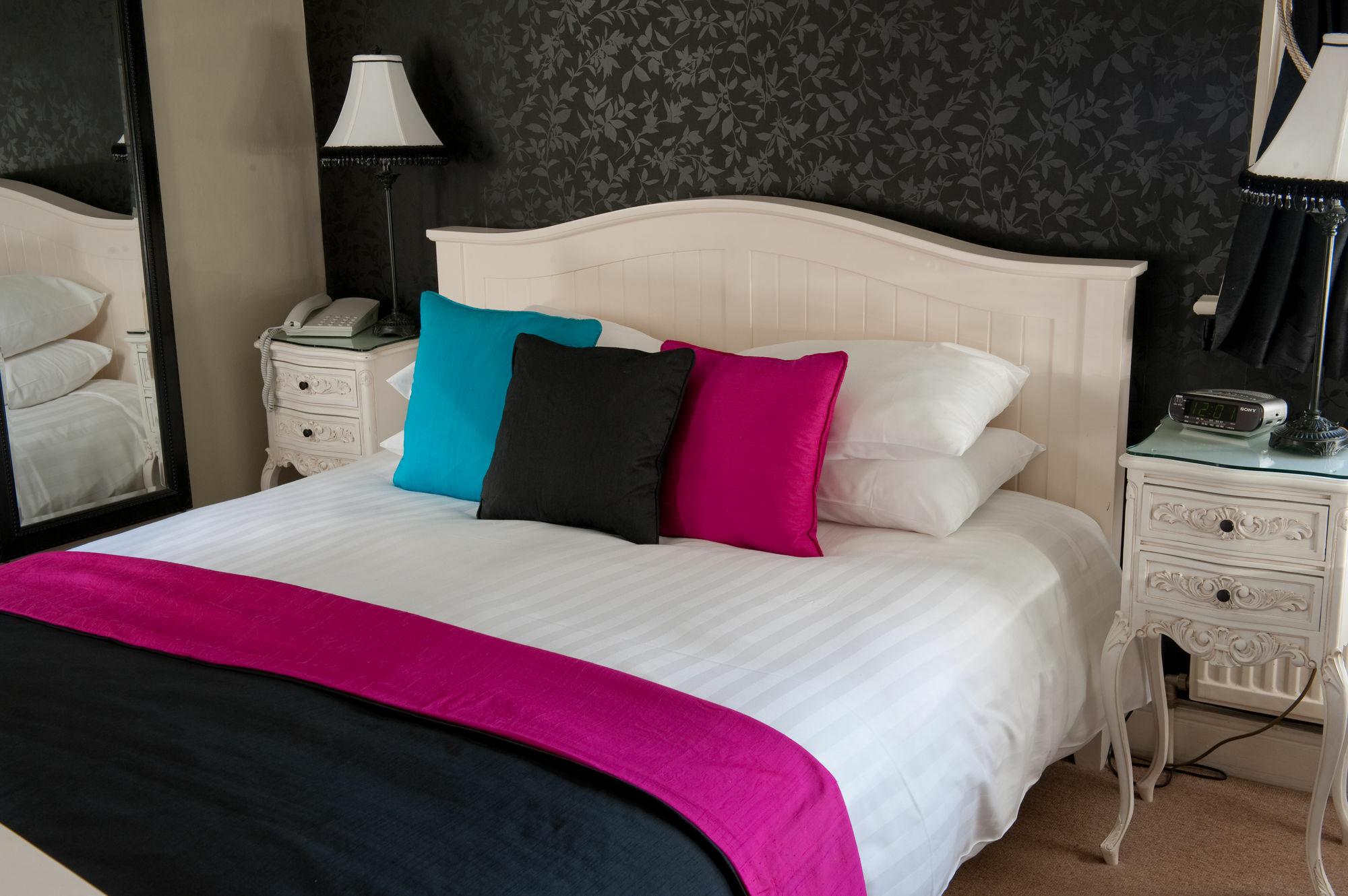 מלון הרוגייט The Grafton מראה חיצוני תמונה A bed with a bed runner