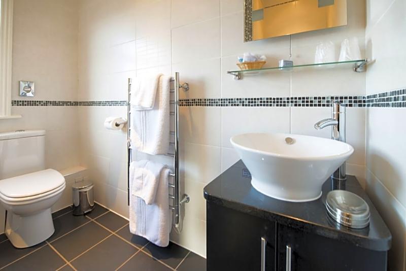 מלון הרוגייט The Grafton מראה חיצוני תמונה A modern bathroom